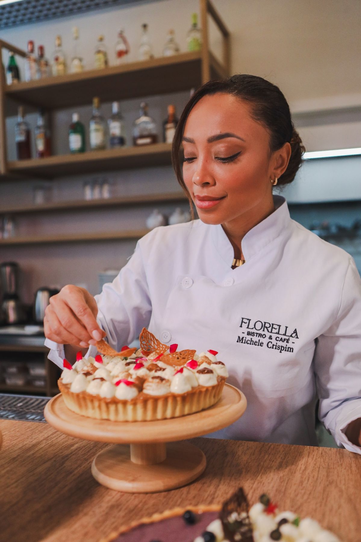 Chef Michele Crispim finalizando uma torta artesanal