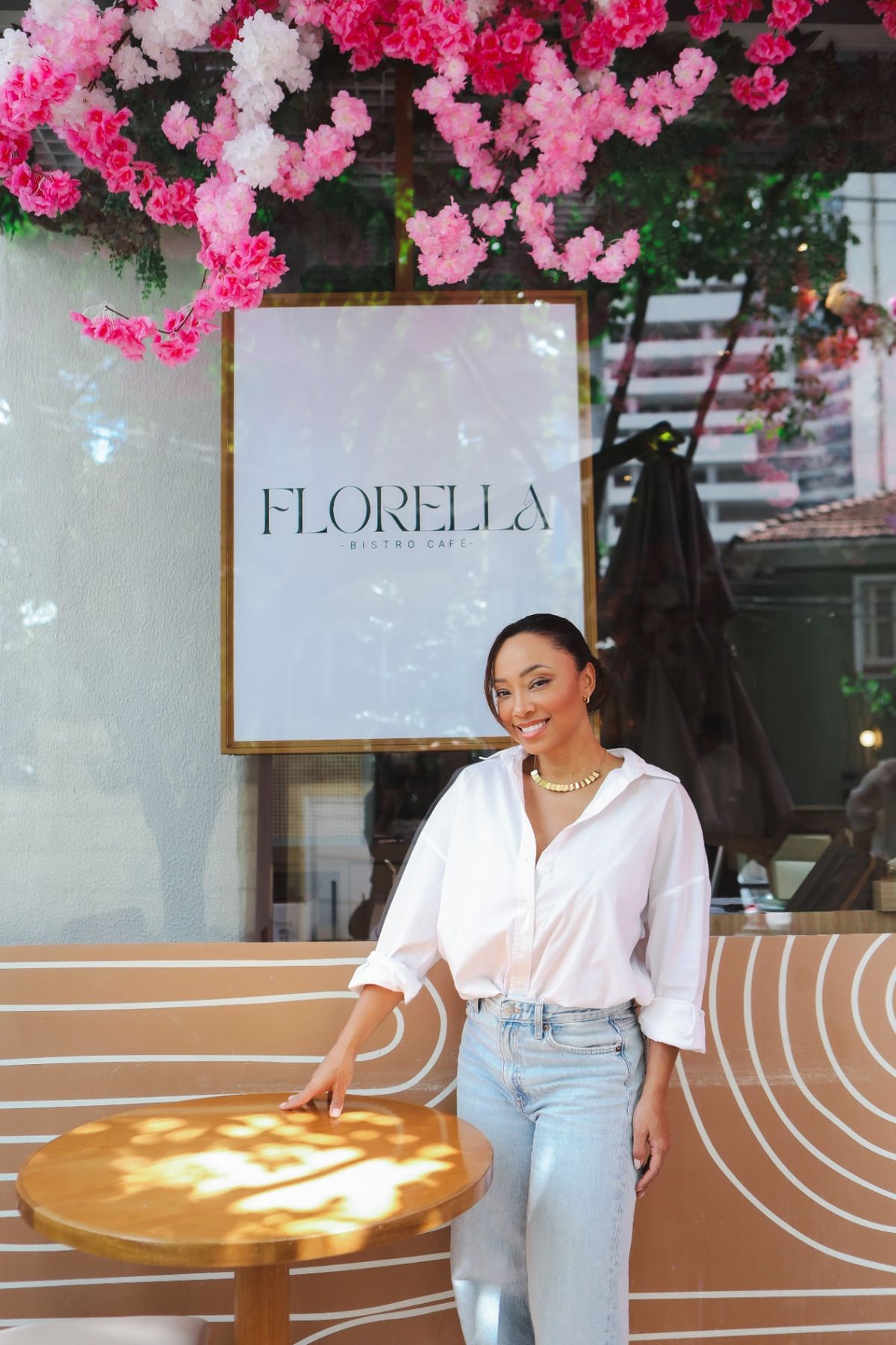 Fachada do Florella Bistrô & Café sob a cerejeira, em Vila Nova Conceição, São Paulo